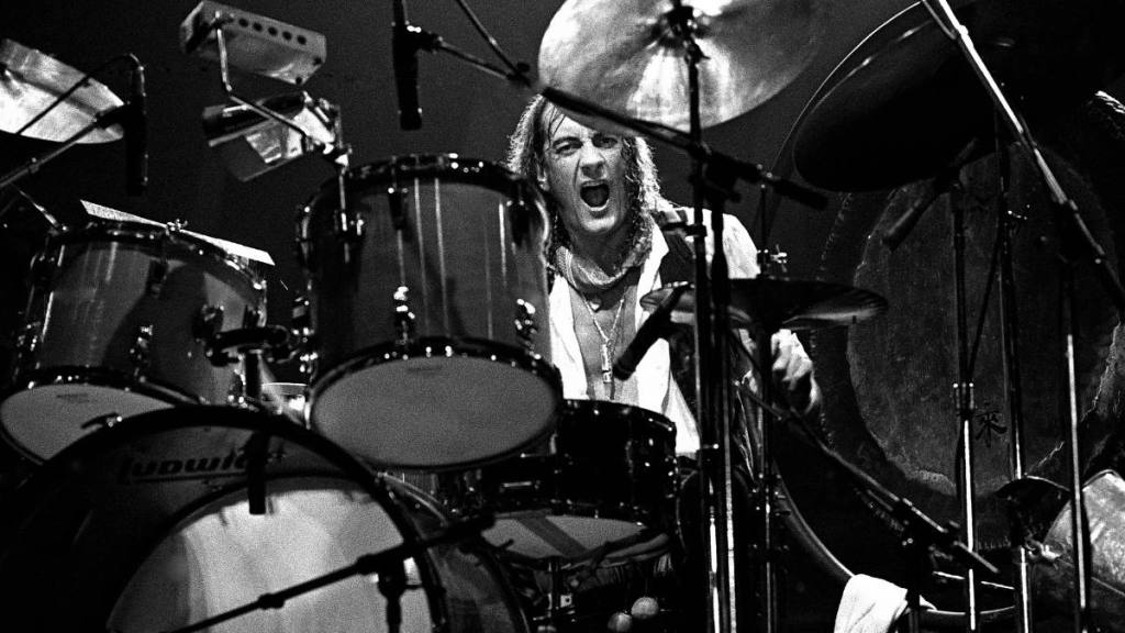 Mick Fleetwood playing the drums; fleetwood mac members
