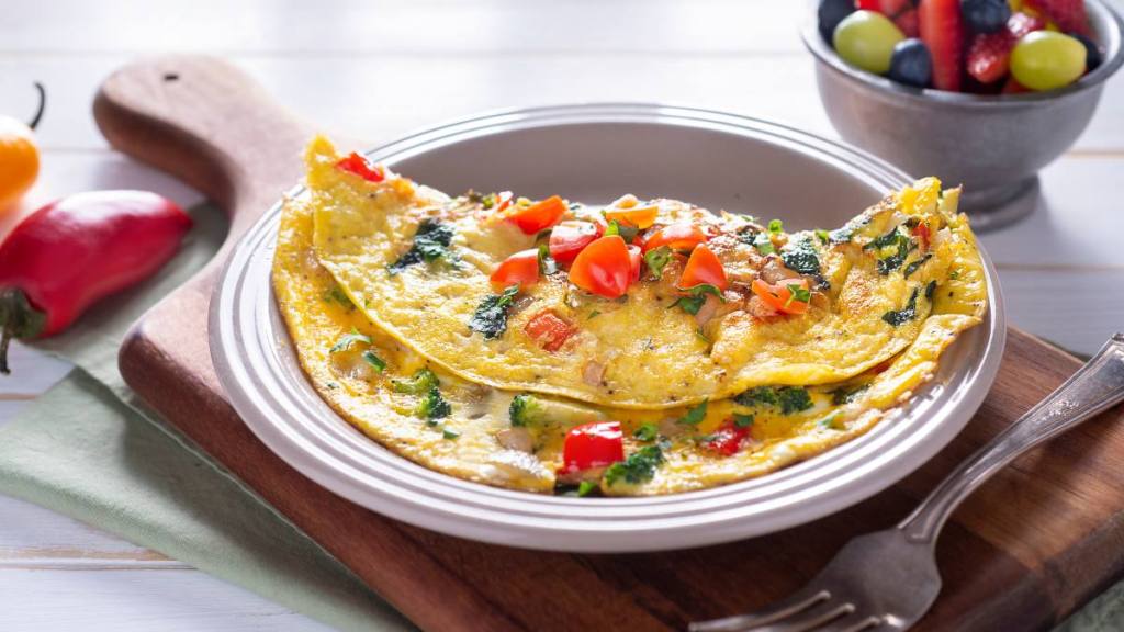 how to lose weight and build muscle for women: Homemade Vegetable Omelet with Tomato, Broccoli, Spinach, Onion and Red Bell Pepper