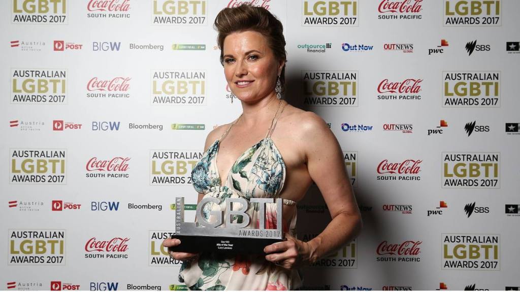 Woman posed with an award; Lucy lawless