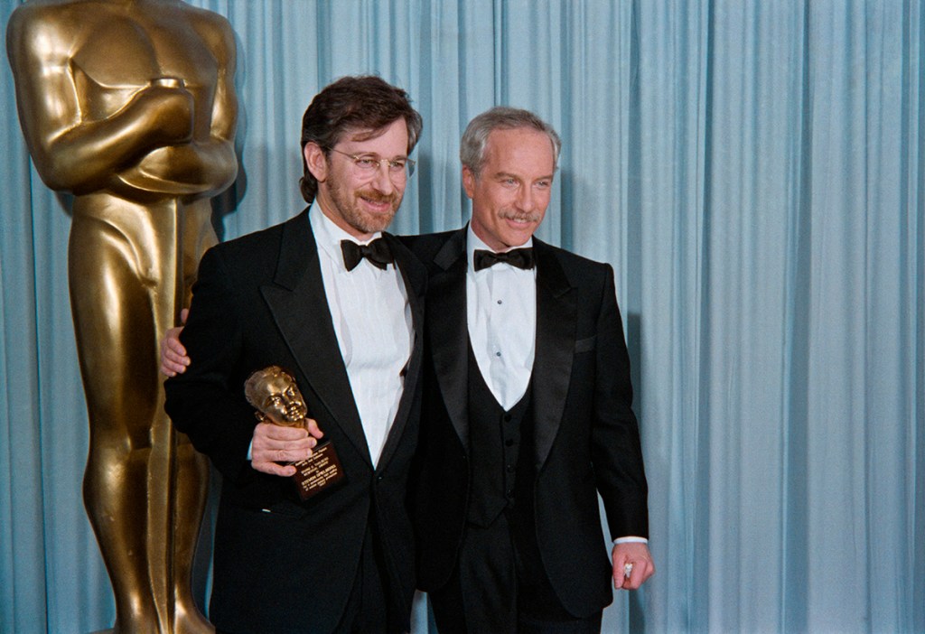 Director Steven Spielberg (L) poses next to US actor Richard Dreyfuss (R) after receiving the Irving Thalberg Award for special achievement at the 59th Annual Academy Award presentations, on March 30, 1987 at the Music Center, in Hollywood