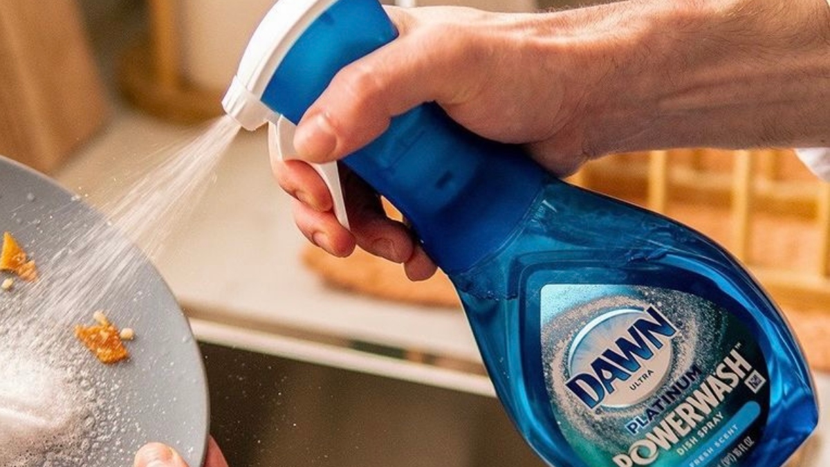 Dawn Powerwash Dish Spray cleaning dishes