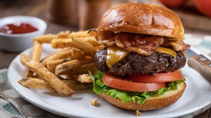 cheeseburger with bacon, lettuce and tomato: how to build a better burger