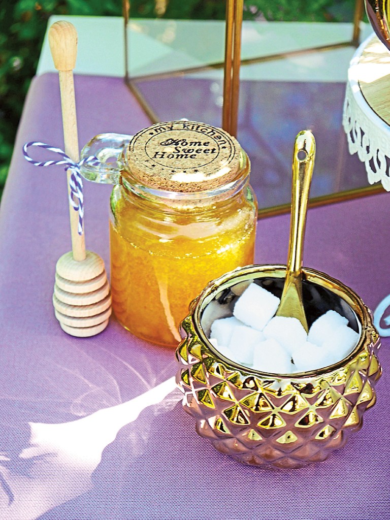 Mother's Day Ideas: honey table topper