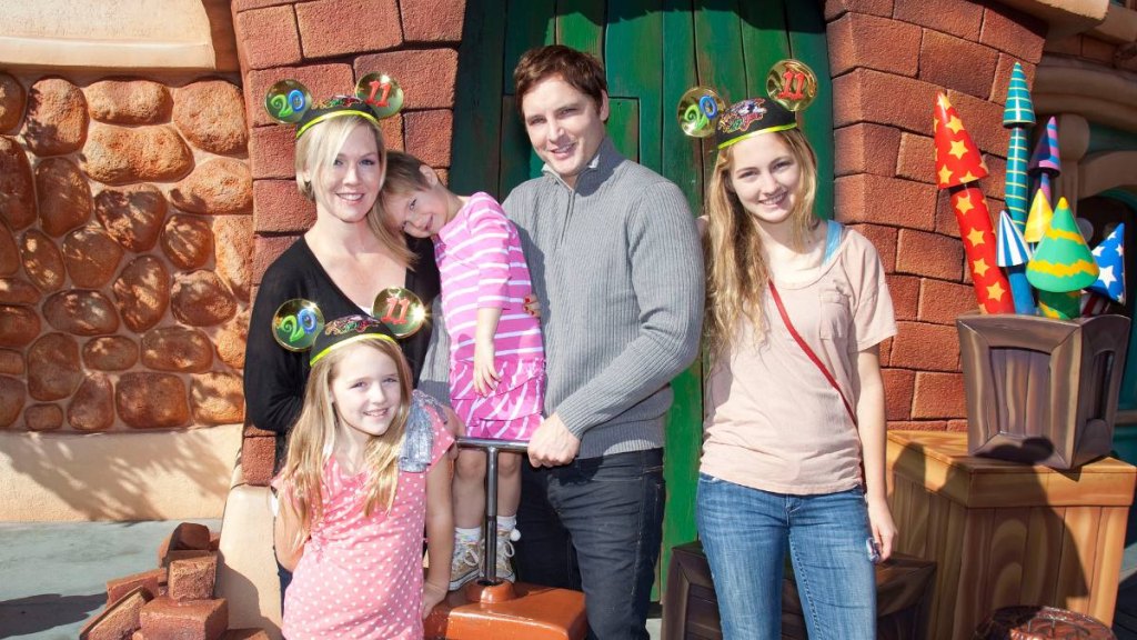 Peter Facinelli and Jennie Garth and their three girls