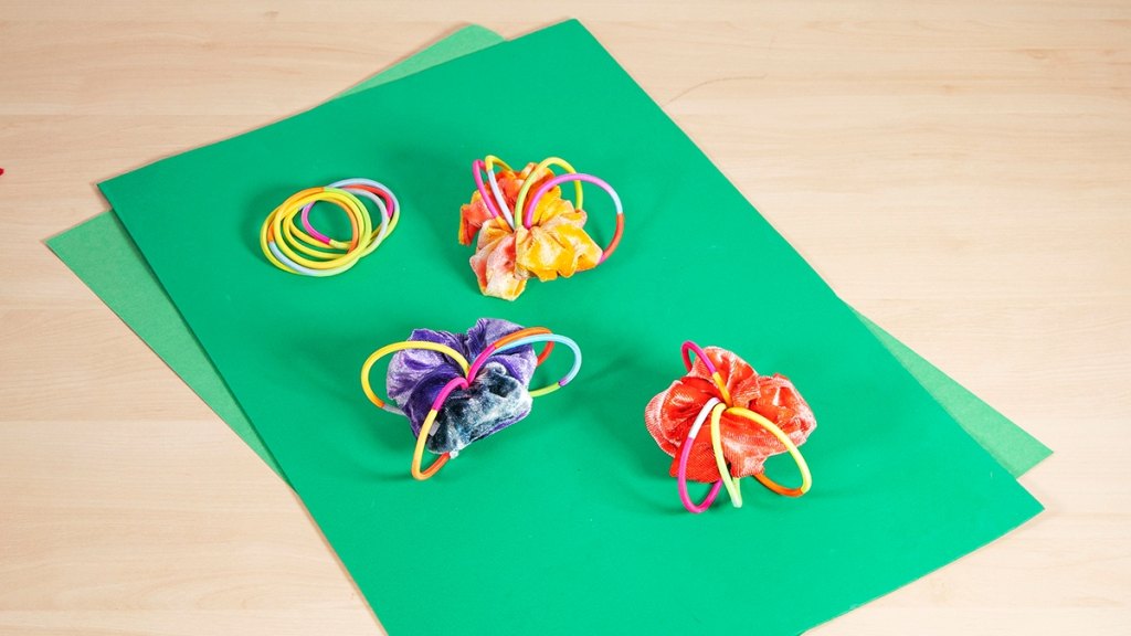 DIY cat toy: cat hair ties