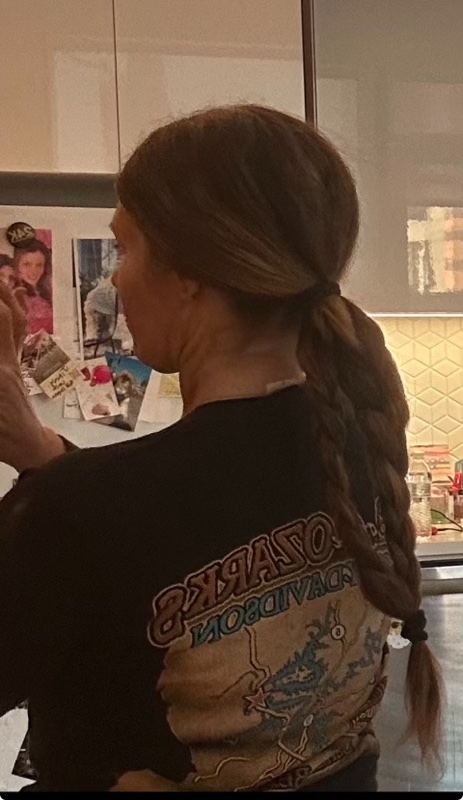 Hairstylist sharing how to create heatless beach waves