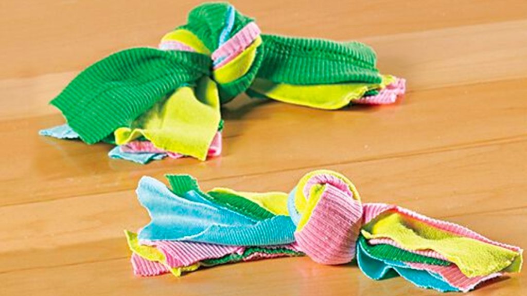 DIY cat toy: T-shirt toy