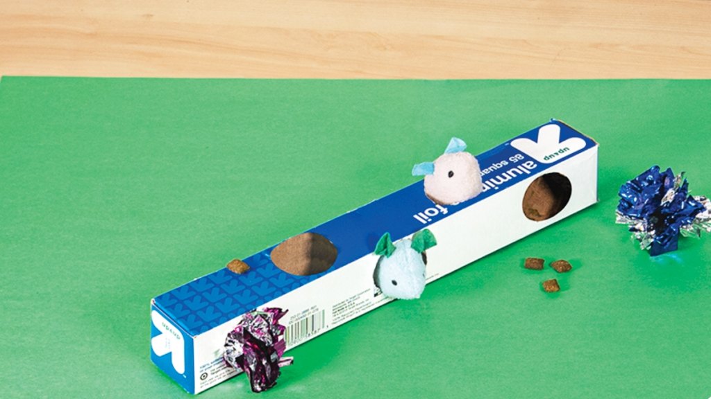 DIY cat toy: Foil box puzzle toy