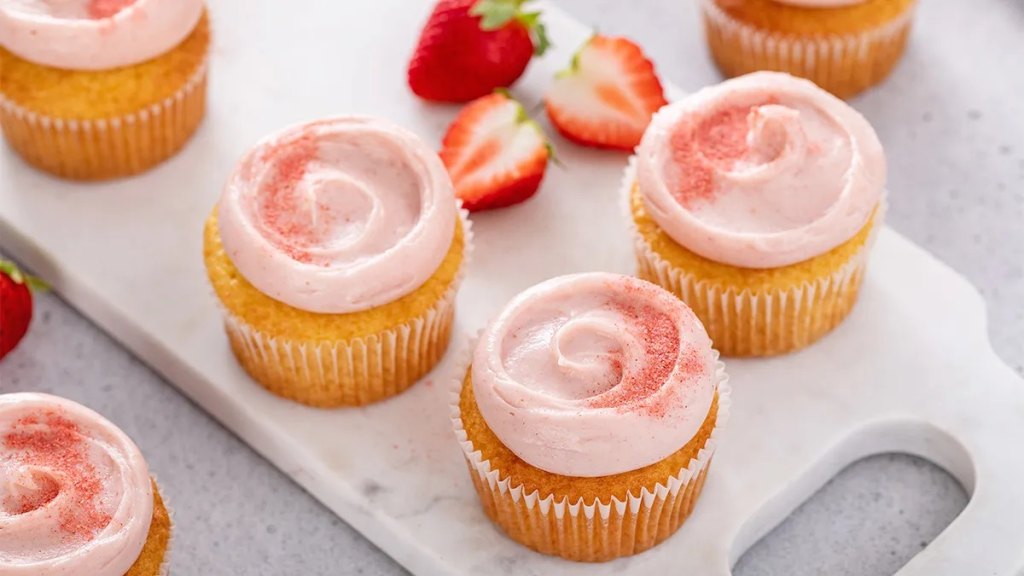 Strawberry lemonade cupcakes