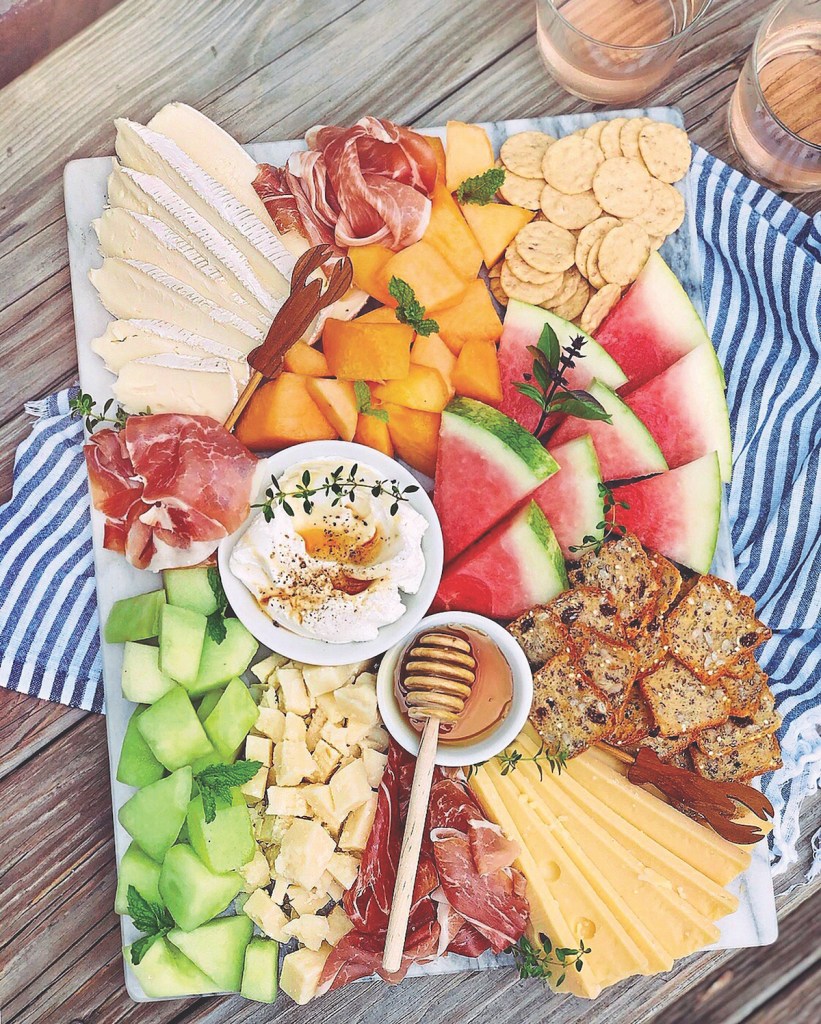 Meyve, peynir, kraker, et ile yaz otlatma tahtası