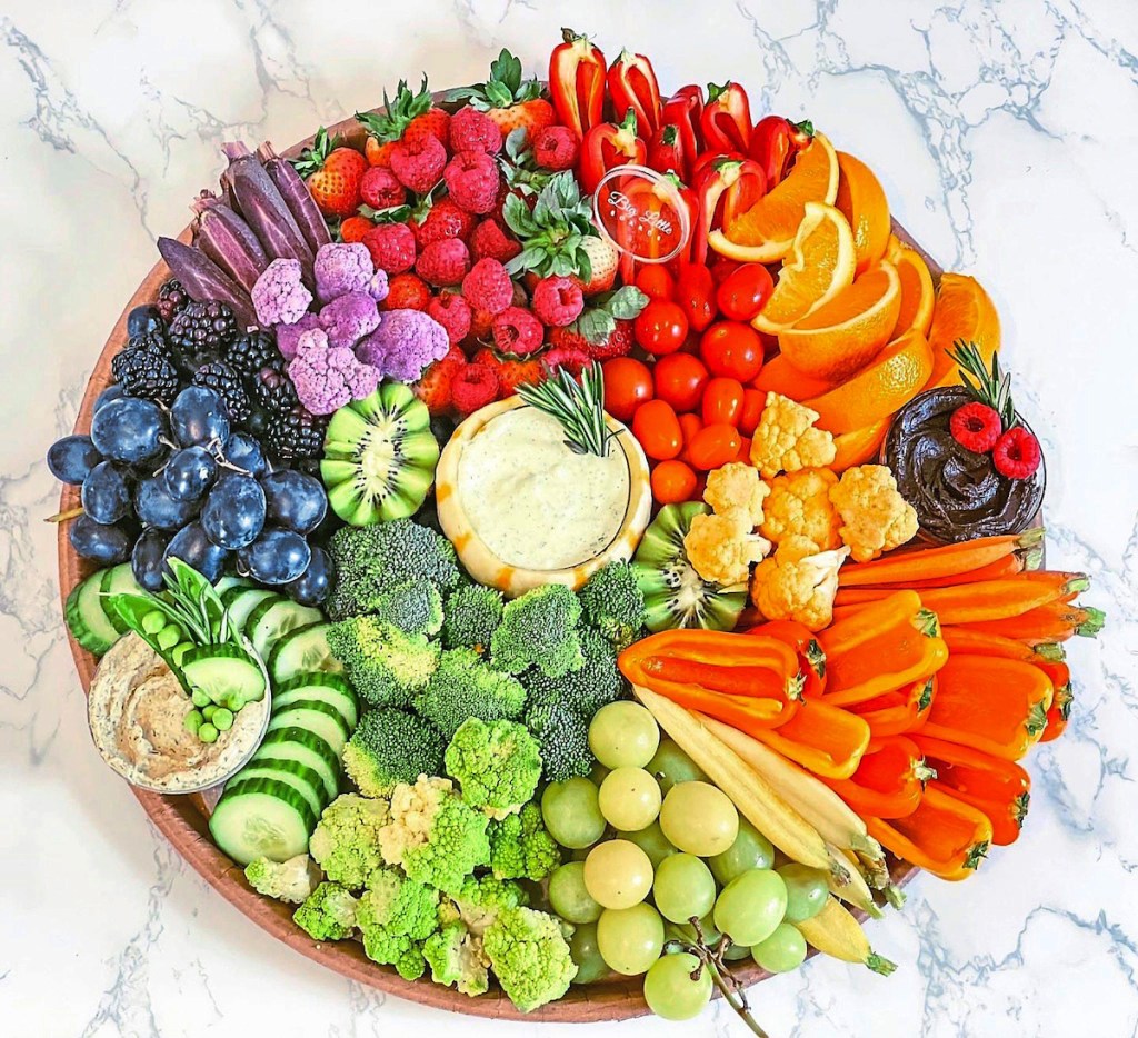 Çeşitli meyve ve sebzelerle gökkuşağı otlatma tahtası