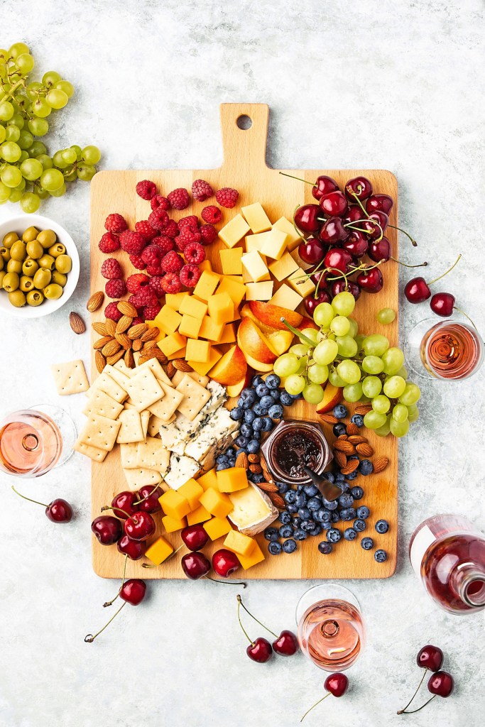 Meyve ve peynirli şarap ve peynir otlatma tahtası