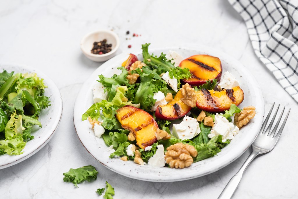 Salad with grilled peaches