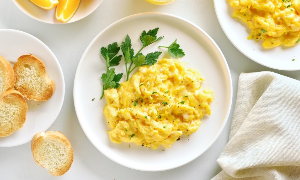 Scrambled eggs that contain choline, which has been proven to heal fatty liver and speed weight loss