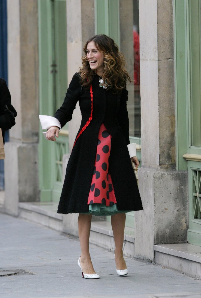 Carrie Bradshaw wearing red and black polka dot outfit