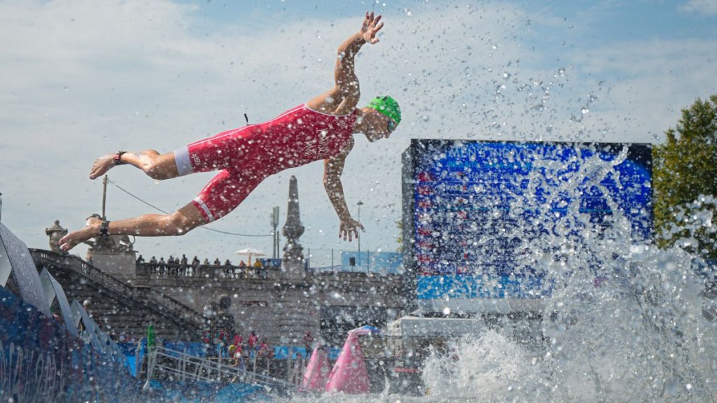 Austria's Tjebbe Kaindl competes in the swimming stage in the Seine during the men's individual triathlon at the Paris 2024 Olympic Games in central Paris on July 31, 2024.