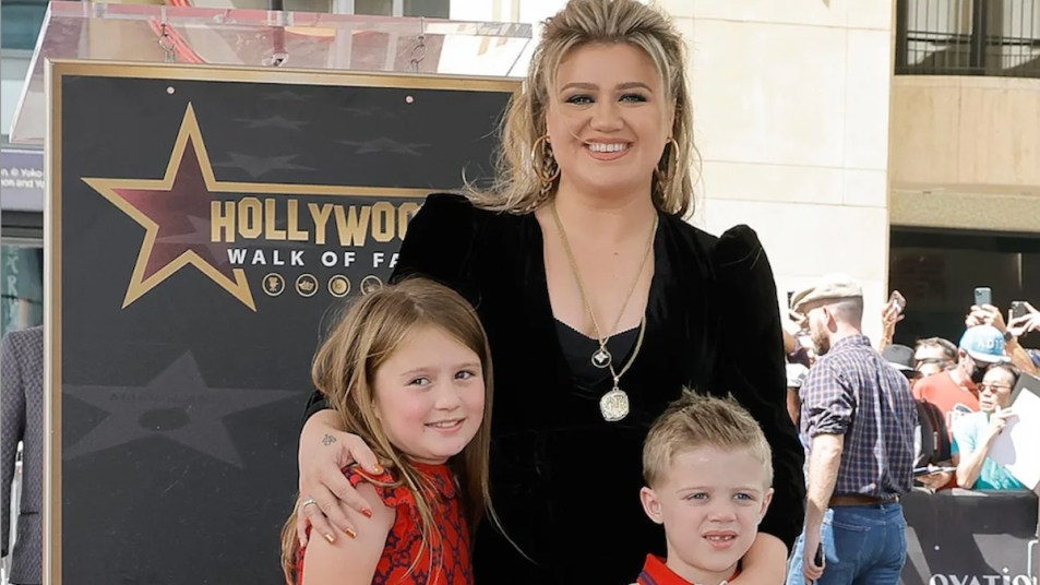 Kelly Clarkson with her kids