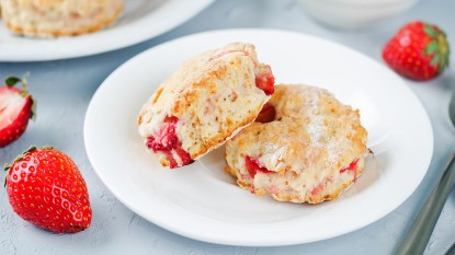 Popeyes Strawberry Biscuit_featured image