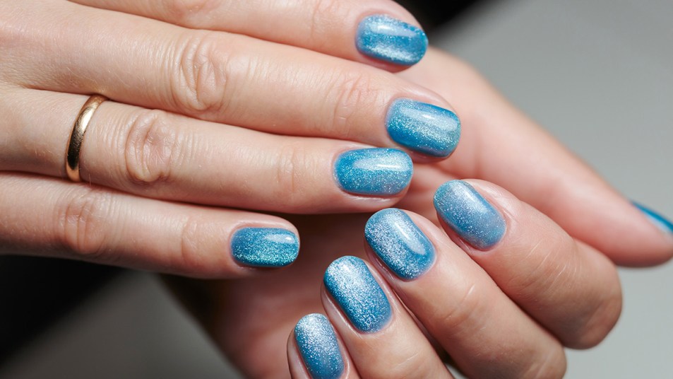 Velvet effect using magnetic nail polish for a magnetic manicure