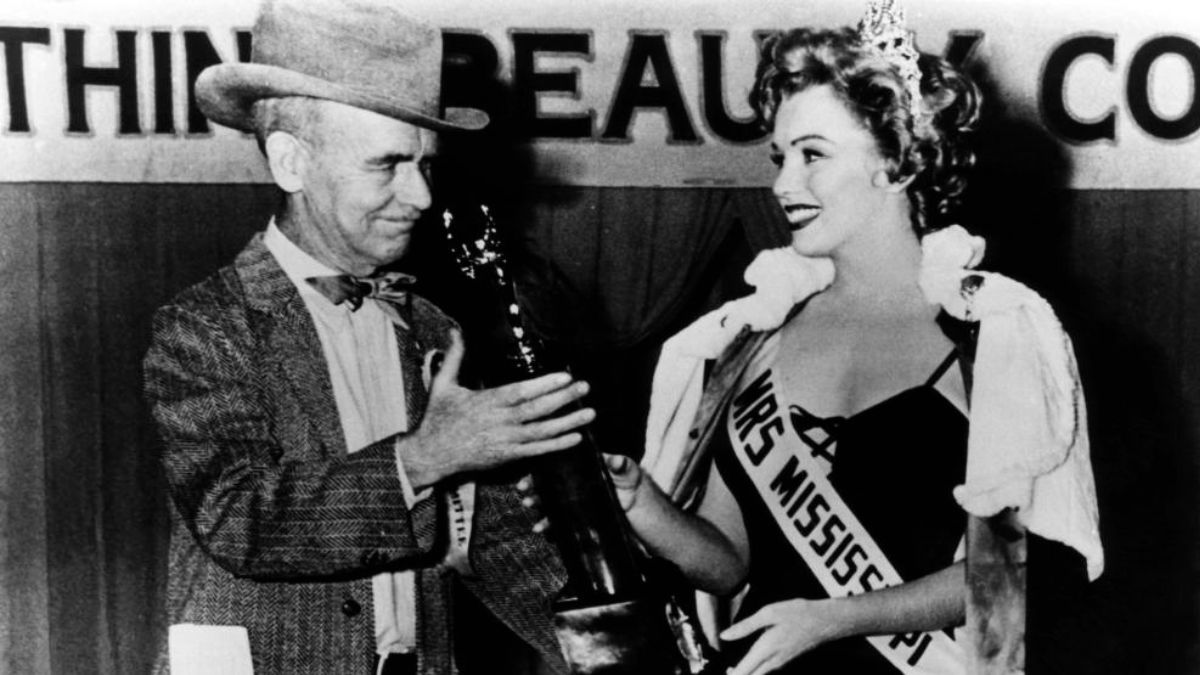 Marilyn Monroe and James Gleason in 'We're Not Married' (1952)