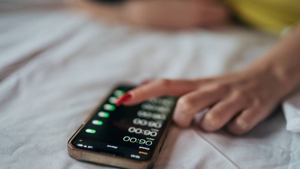 Setting a phone alarm