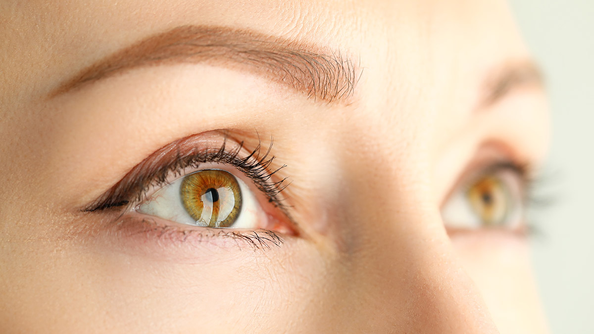 A woman who has lovely eyelashes thanks to Aquaphor