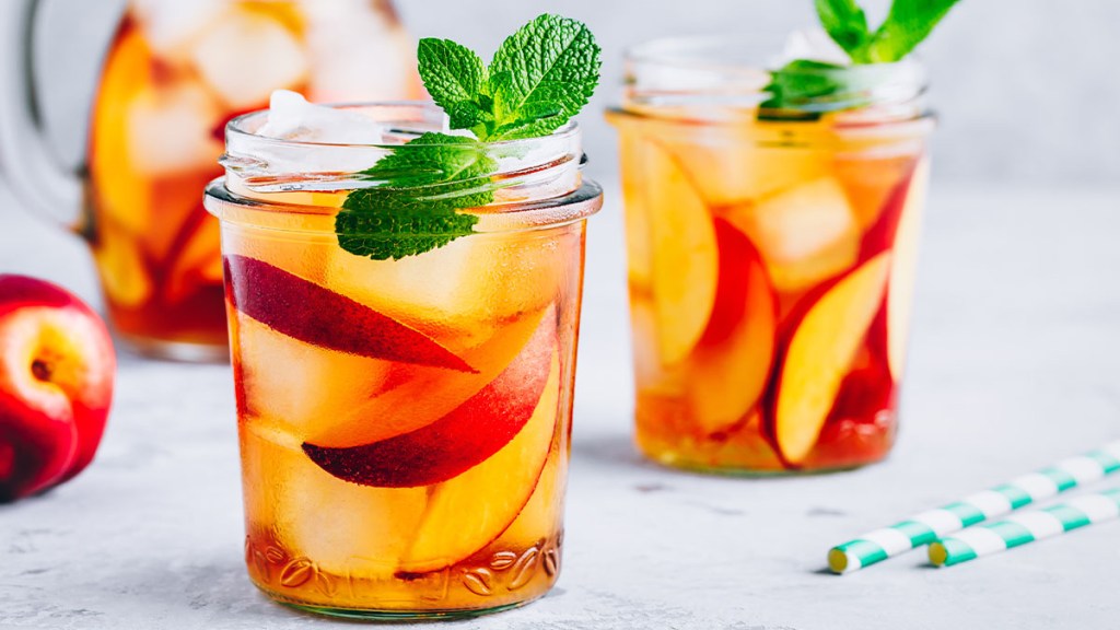 Weight loss tea recipe made with green tea, peach skinny syrup and mint