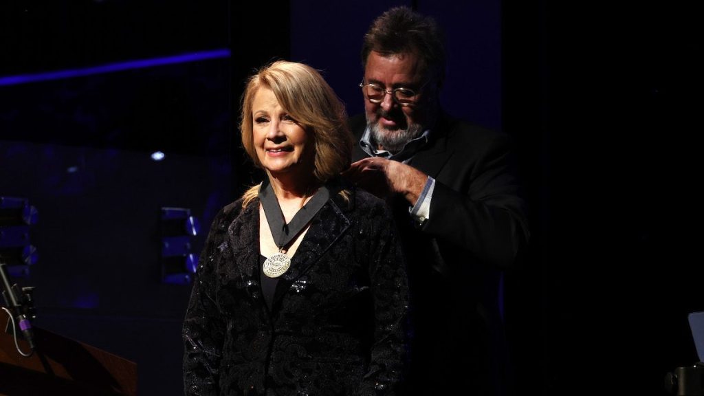 Patty Loveless receives her Medallion from Vince Gill, 2023
