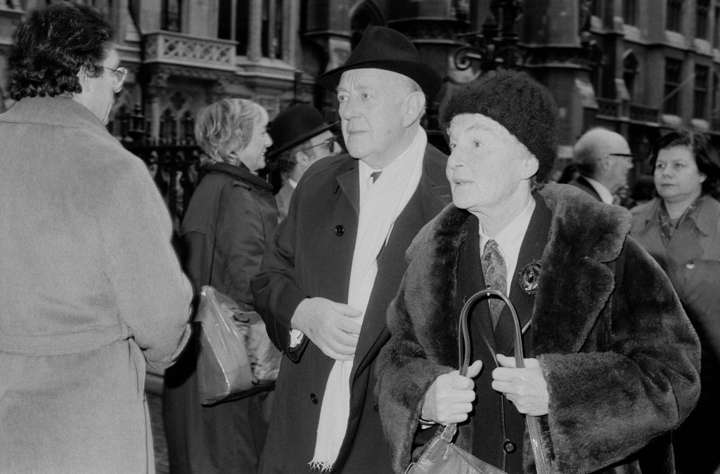 English actor Alec Guinness (1914 - 2000) with his wife, British actress Merula Salaman (1914 - 2000), London, UK, 17th November 1983.