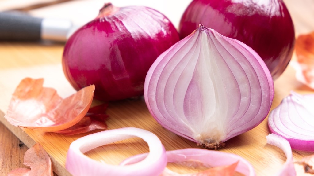 Red onions on a cutting board, which provide natural ragweed allergy relief