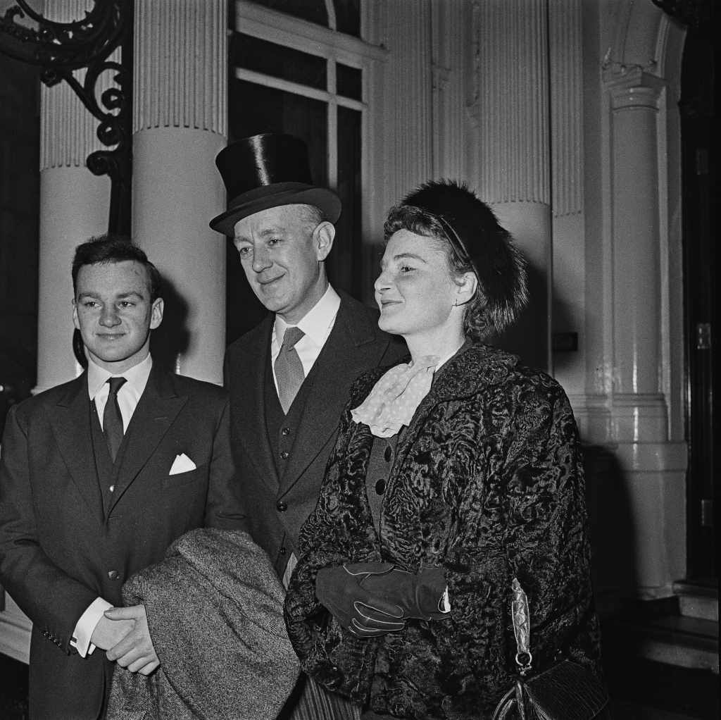 British actor Alec Guinness (1914-2000) with his wife Merula (Merula Silvia Salaman, 1914-2000) and son Matthew Guinness after being knighted at Buckingham Palace, London, February 17th 1959. 