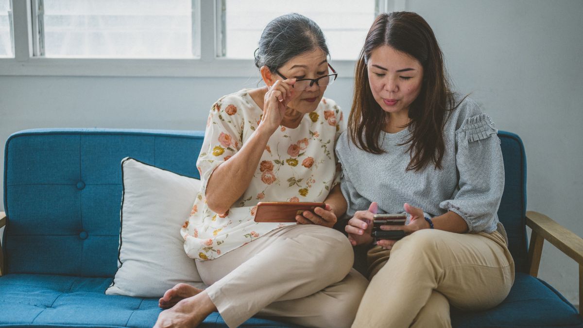 woman with her mother who is wearing glasses to see phone screen—is glaucoma hereditary