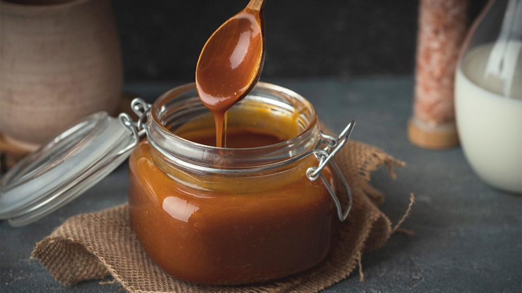 Caramel sauce to serve with fried cheesecake bites