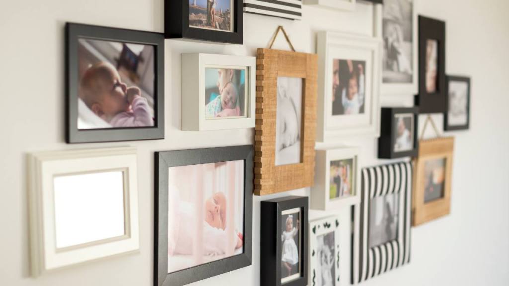 How to hang picture frames build: Photos of the family in various photo frames 