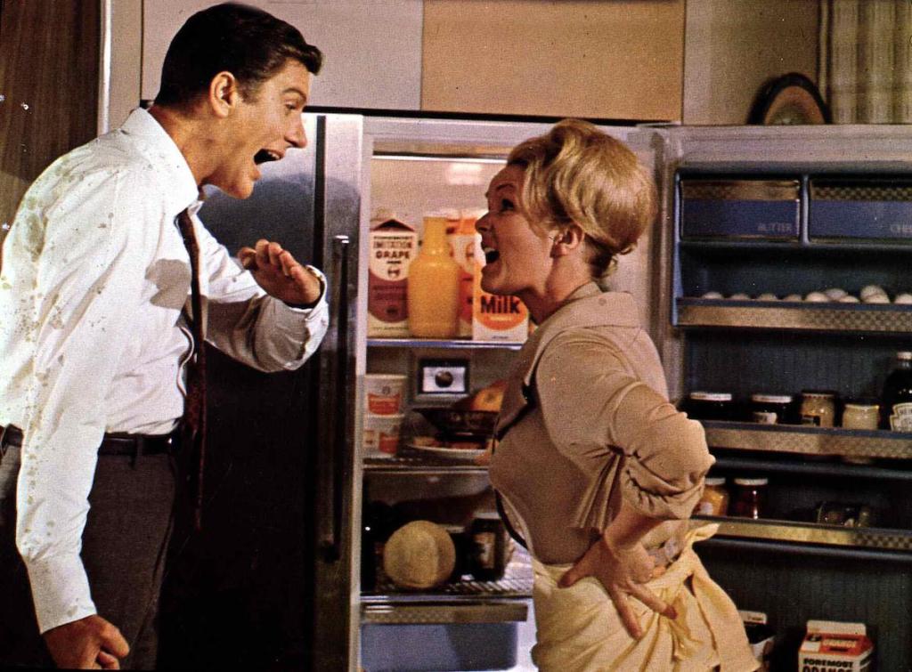 Dick Van Dyke and Debbie Reynolds in 'Divorce American Style,' 1967