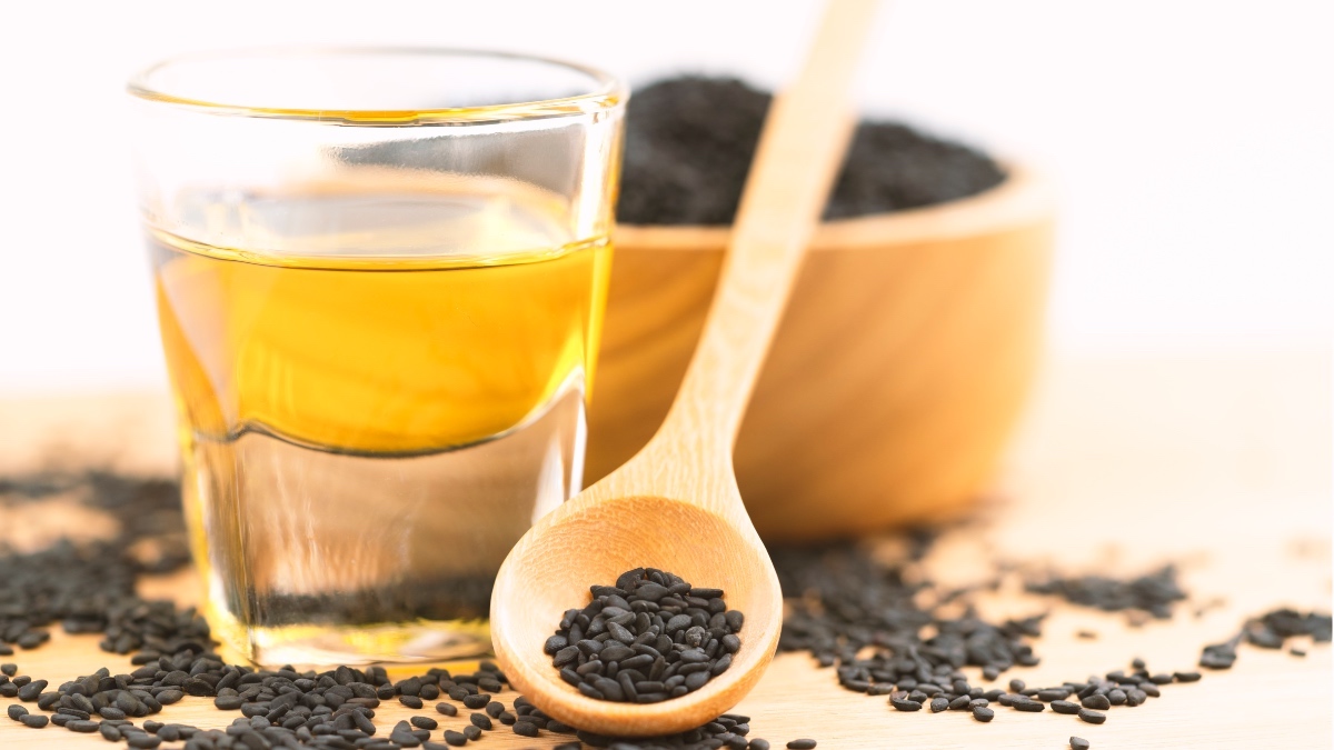 Black Seed Oil for Hair: The Herbal Remedy That Thwarts Thinning - Vimarsana News