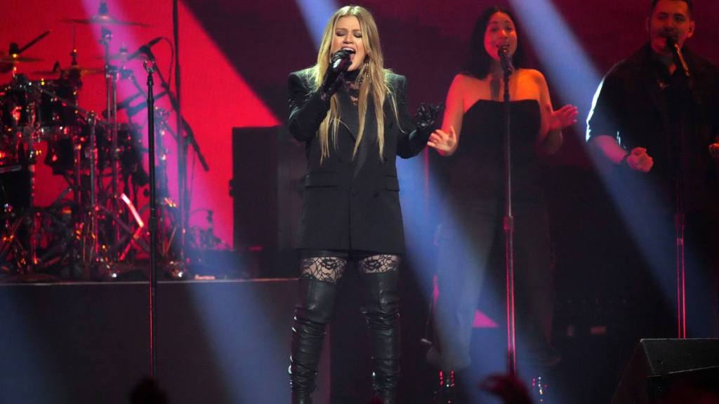 Kelly Clarkson performing ; Kellyoke Songs
