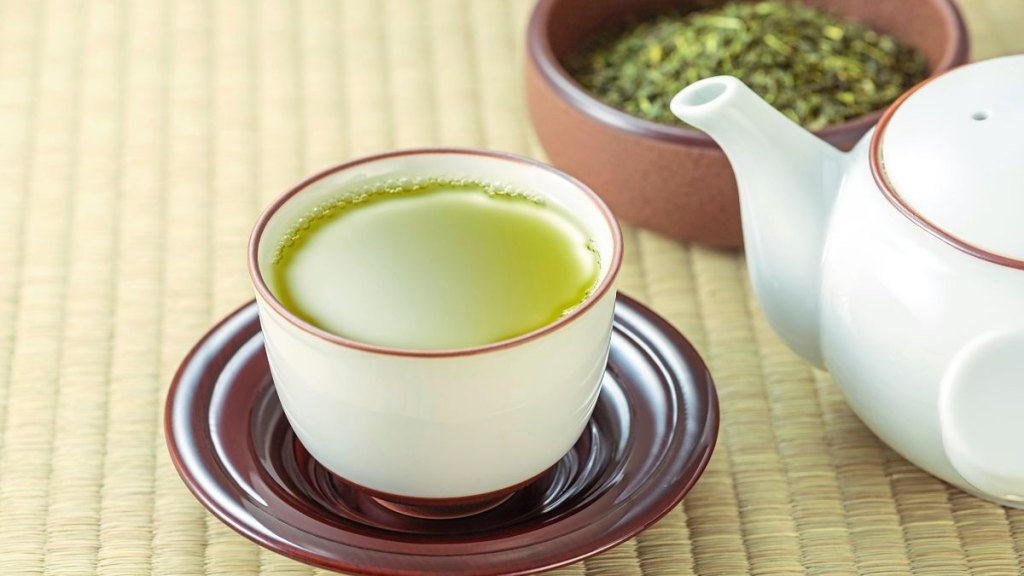 Hot or iced green tea