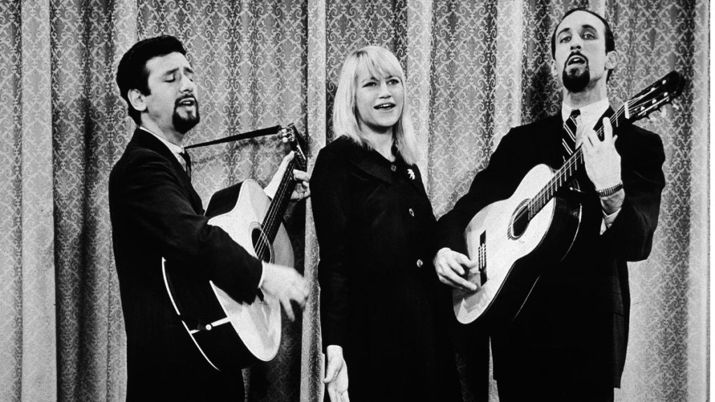 Mary Travers, Paul Stookey and Peter Yarrow in 1962