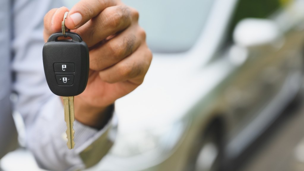 A man holding a car key