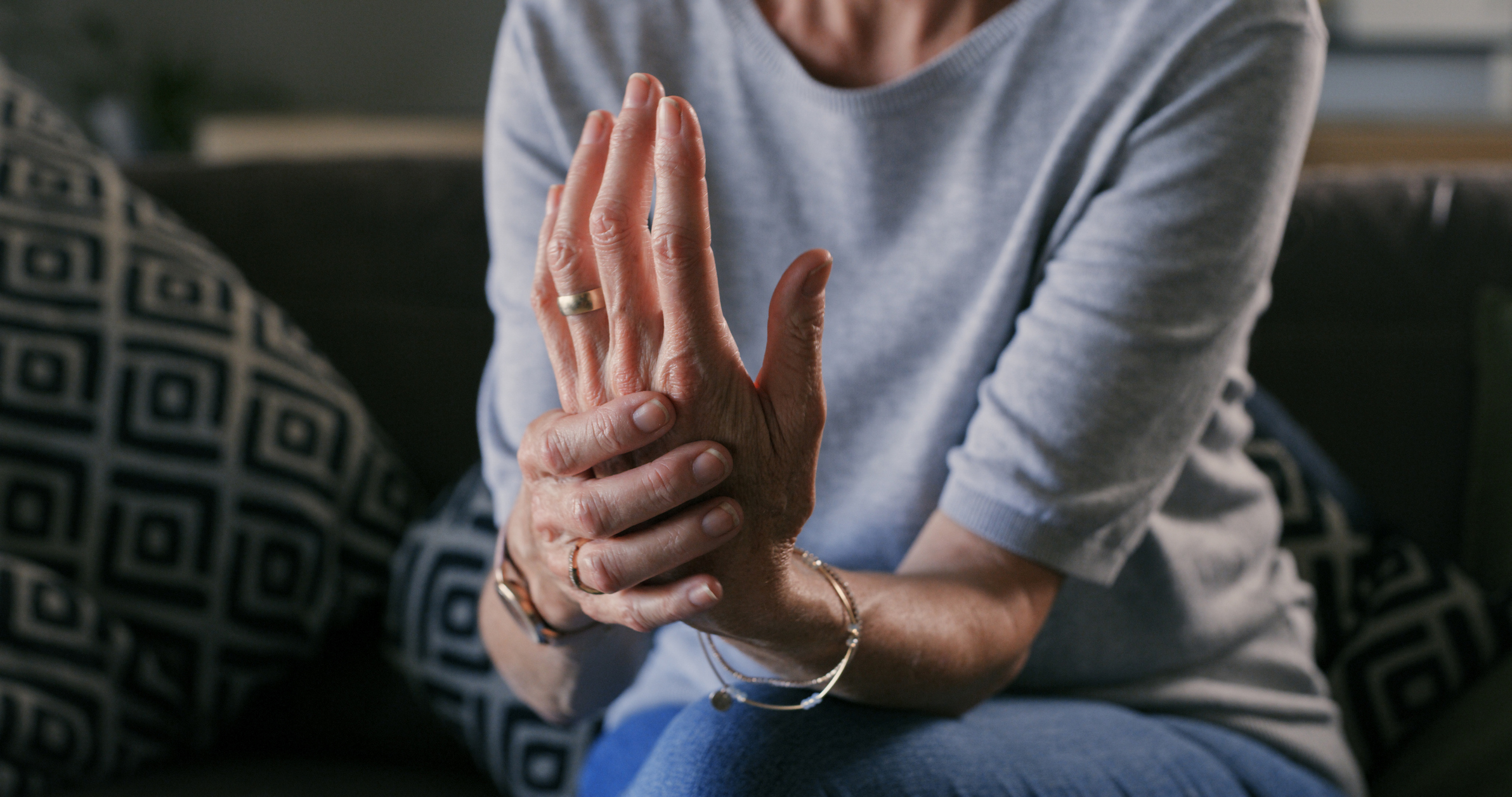 mature woman with carpal tunnel syndrome symptoms