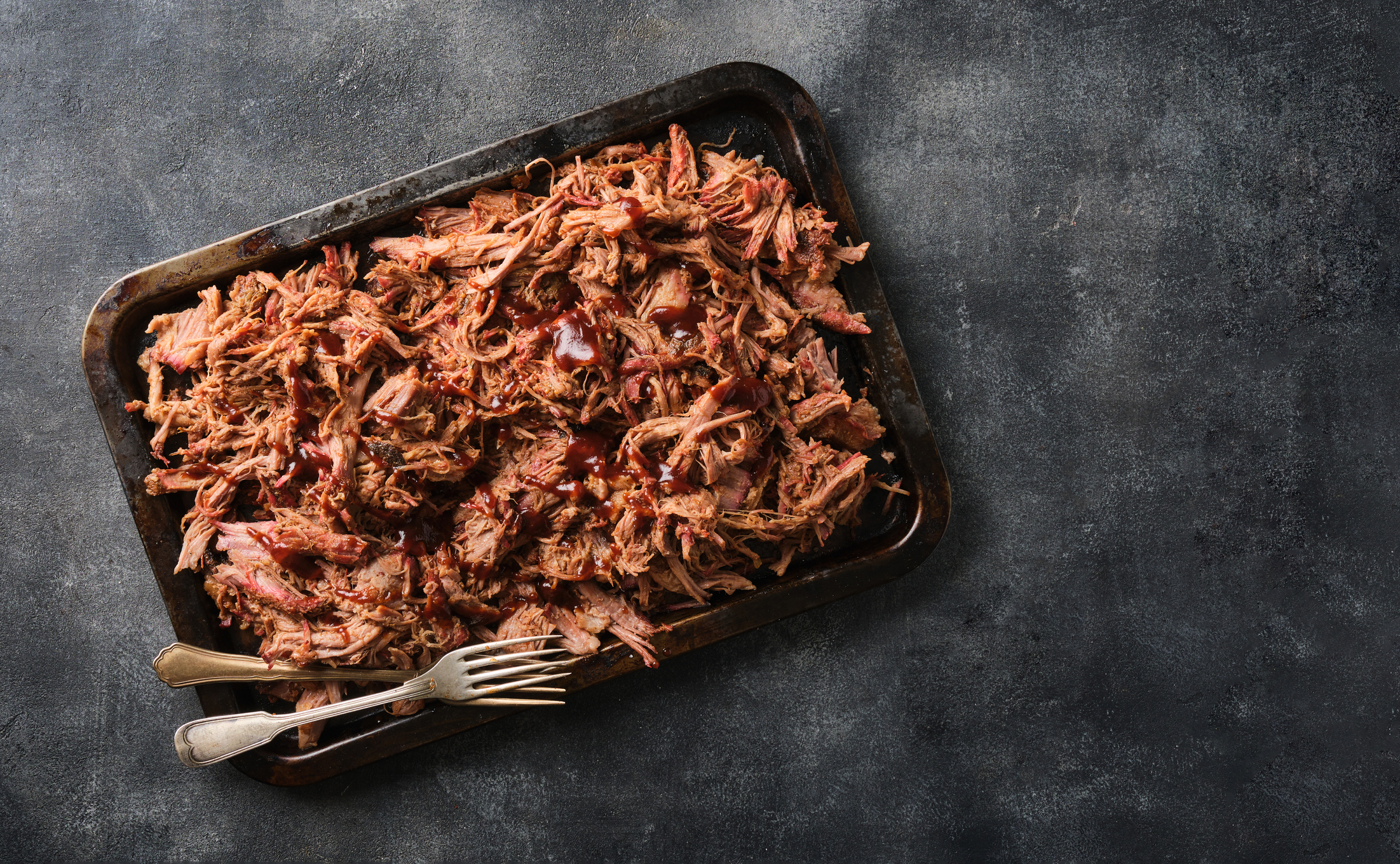 slow cooker pulled pork with barbecue sauce in sheet pan