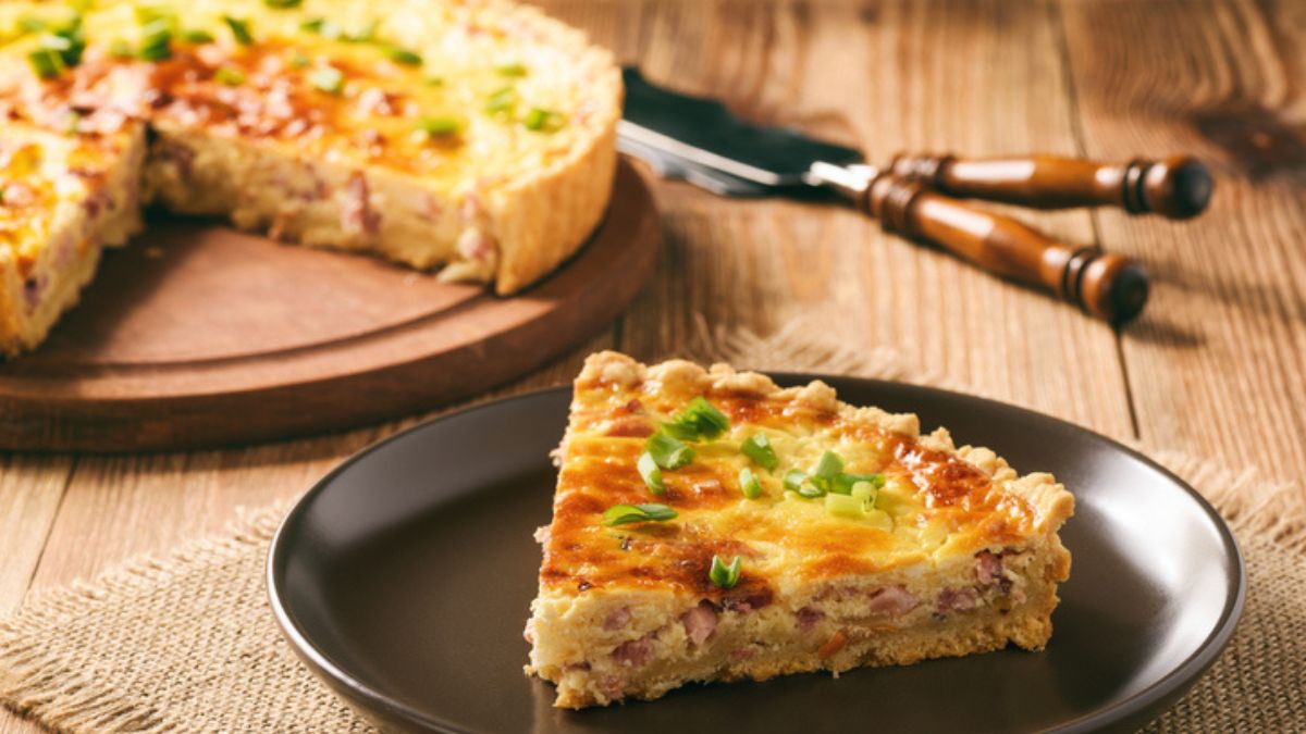 quiche Lorraine: slice on a plate