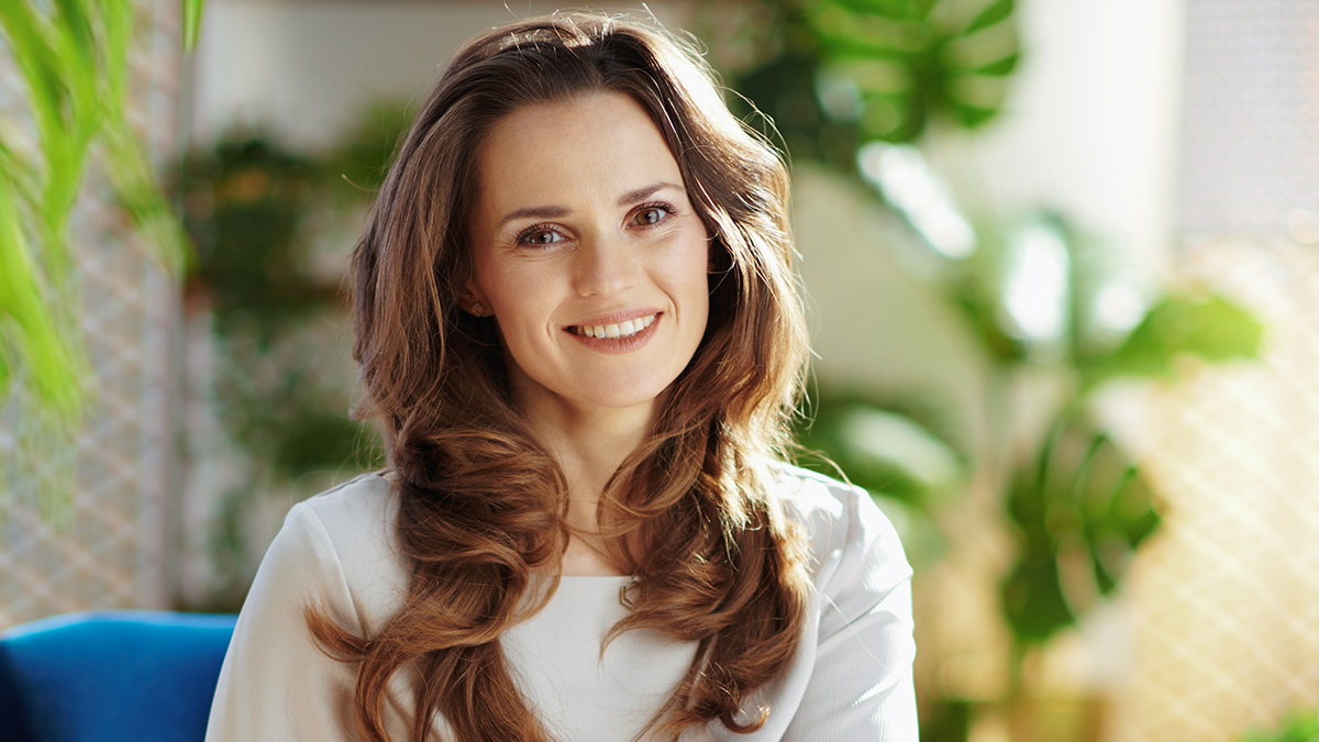 Woman with a voluminous blowout who did her own hair after learning how to blow out hair