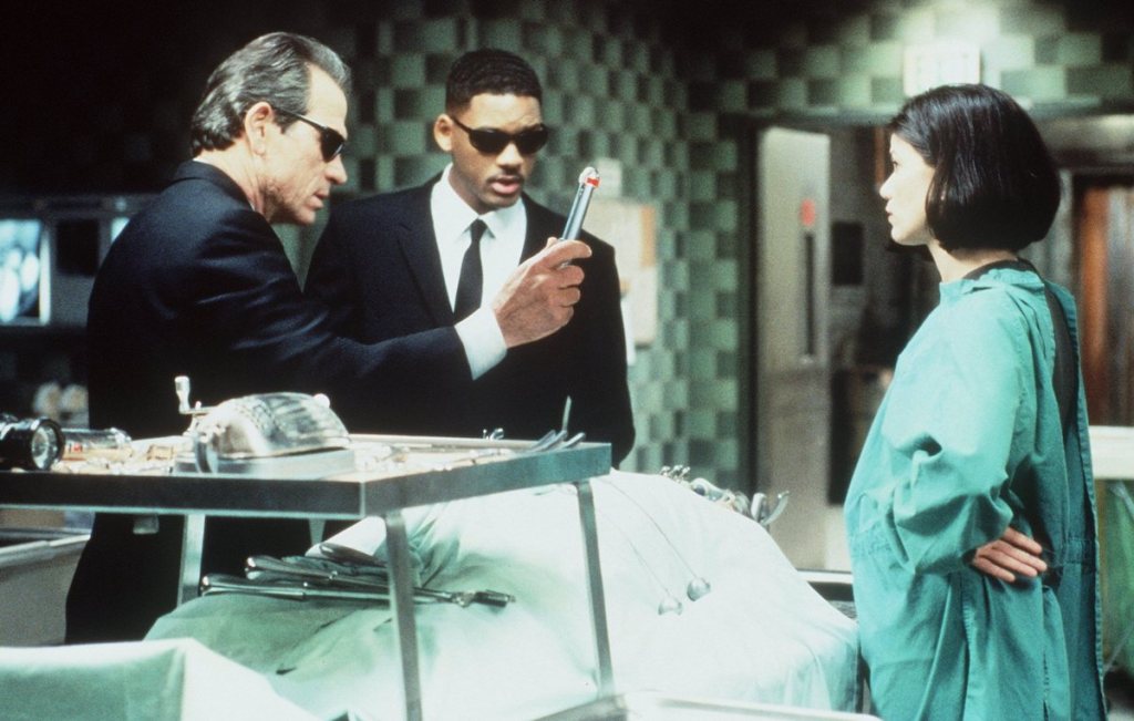 Linda Fiorentino with Tommy Lee Jones and Will Smith in 'Men in Black' 1997