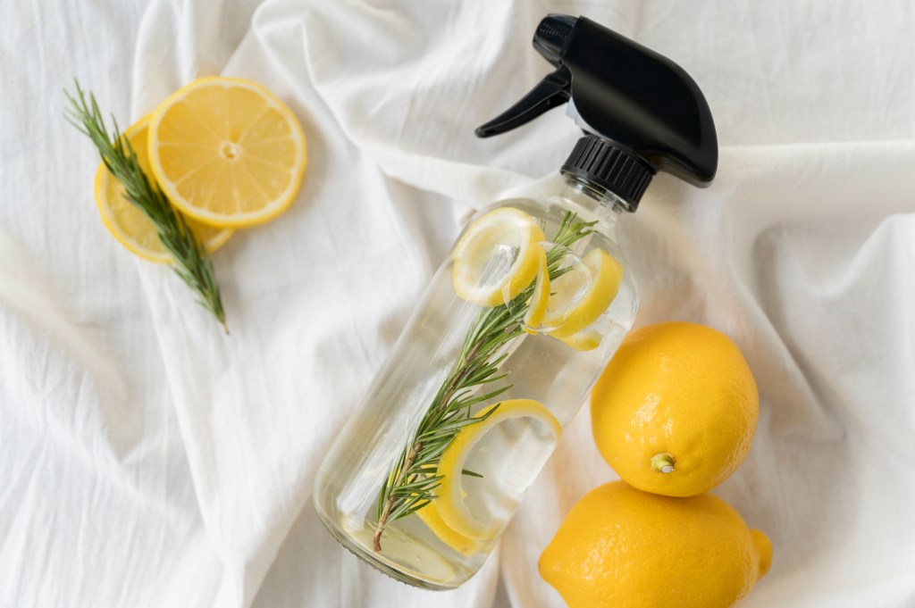 DIY hair lightener lemon spray