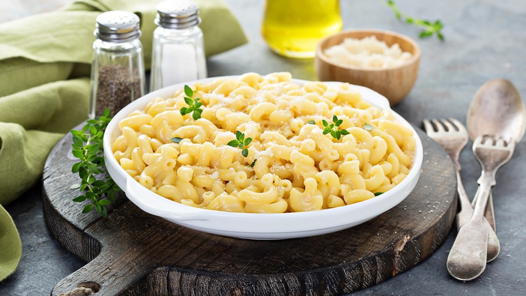 Plate of macaroni and cheese as part of a cheese for weight loss diet plan