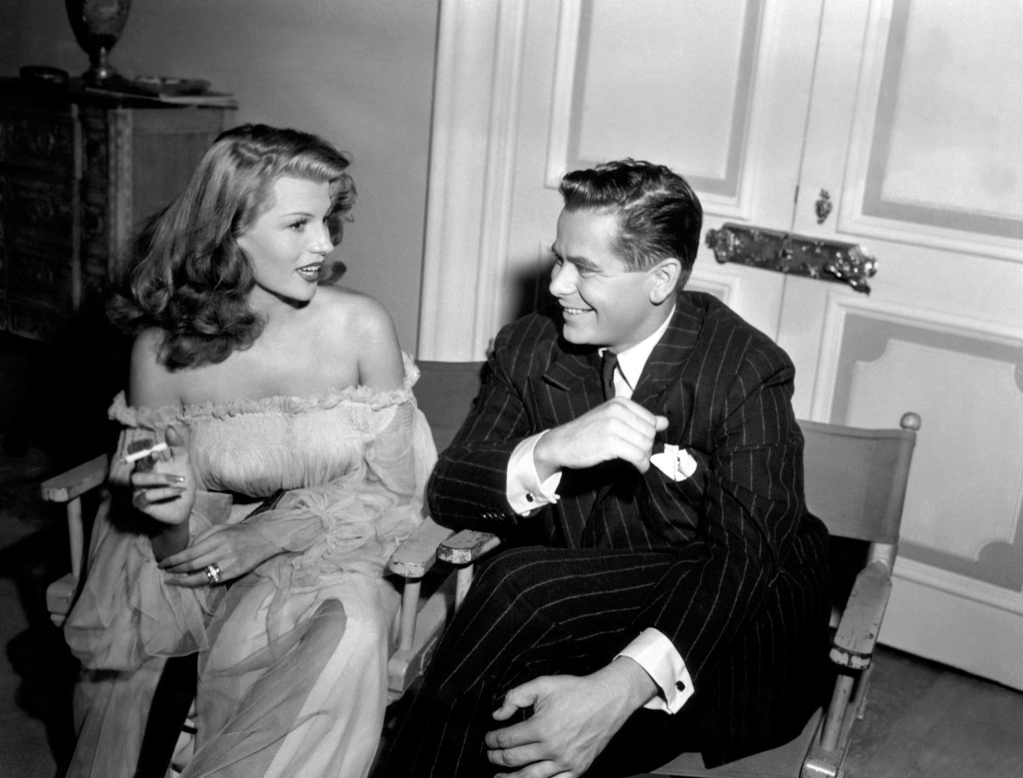 as-gilda-turns-80-see-rare-photos-of-rita-hayworth-on-the-1946-set