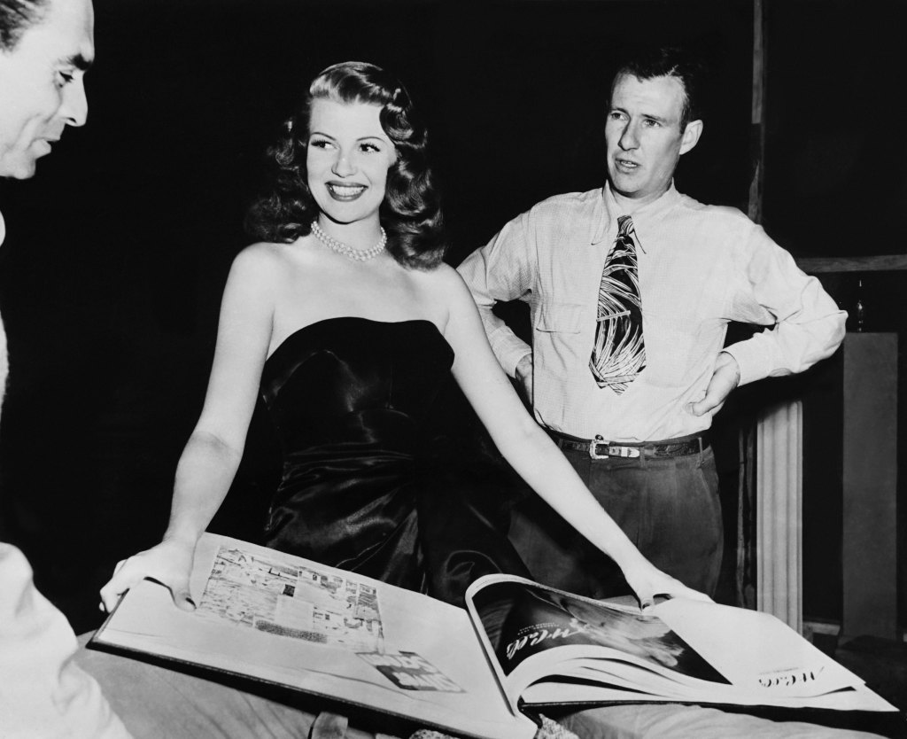 GILDA, from left: Rita Hayworth, photographer Robert Coburn on set, 1946