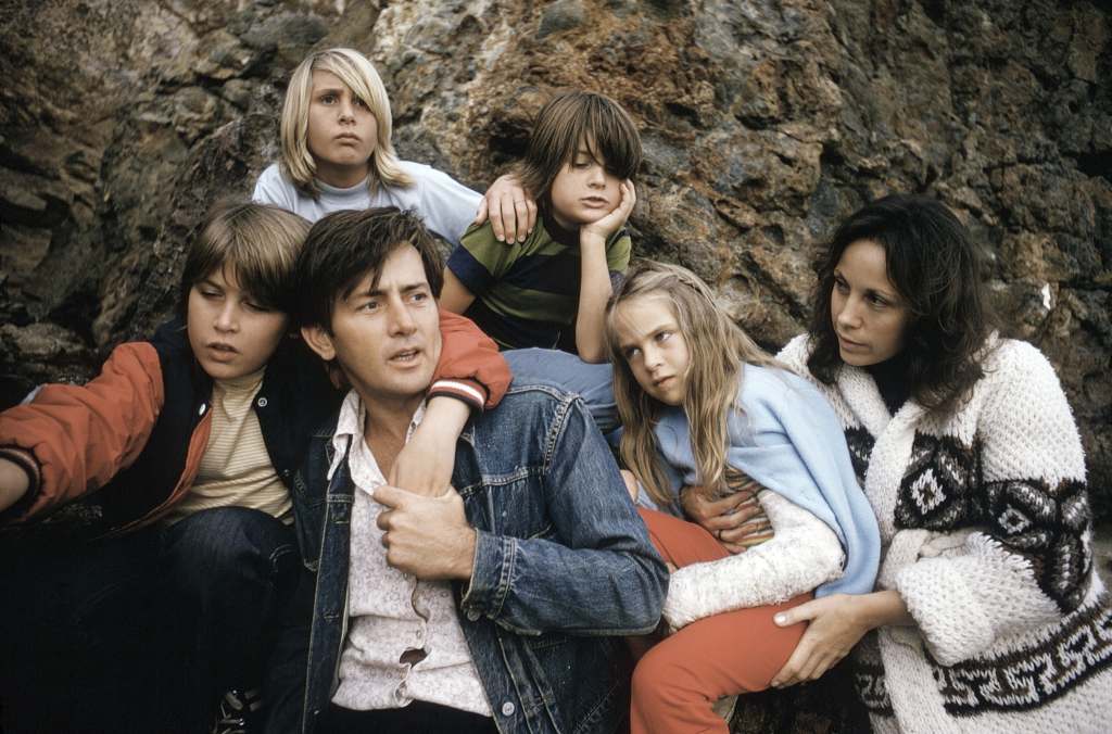 Martin Sheen and his wife Janet Sheen with their children (from left) Ramon Estevez, Emilio Estevez, Charlie Sheen and Renée Estevez in 1974